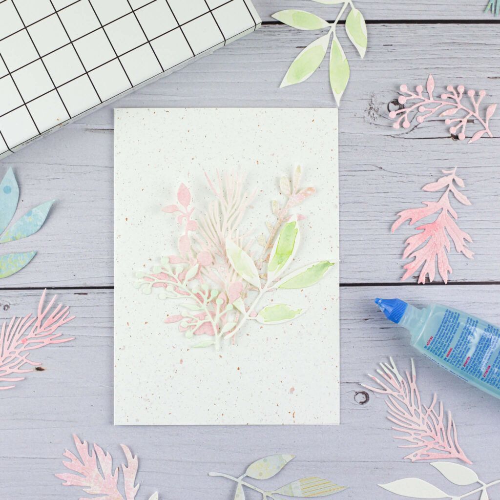 Grusskarte mit Blättern verzieren