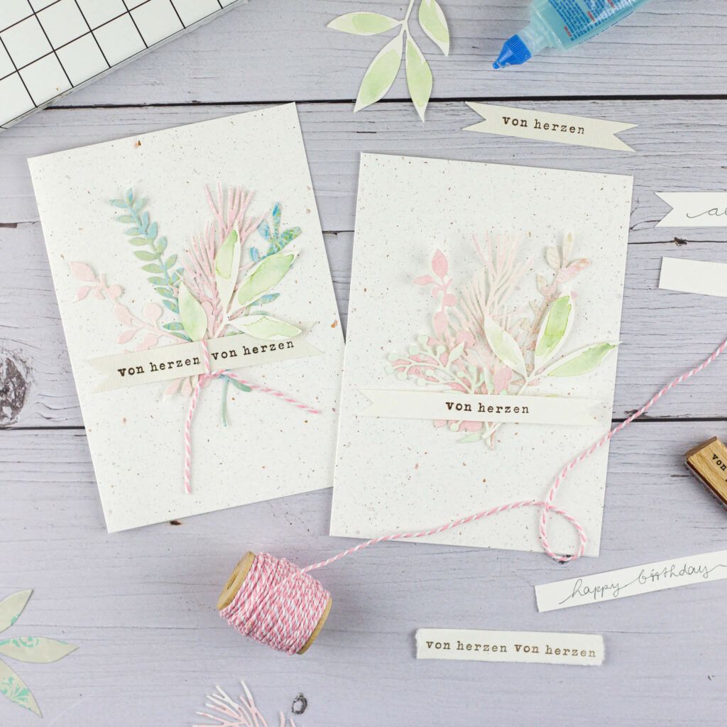 Grußkarten mit Papierzweigen und Blättern bekleben