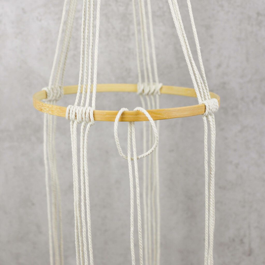 Fäden am Holzring befestigen