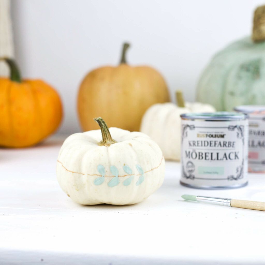 Kürbisse mit Kreidefarbe anmalen