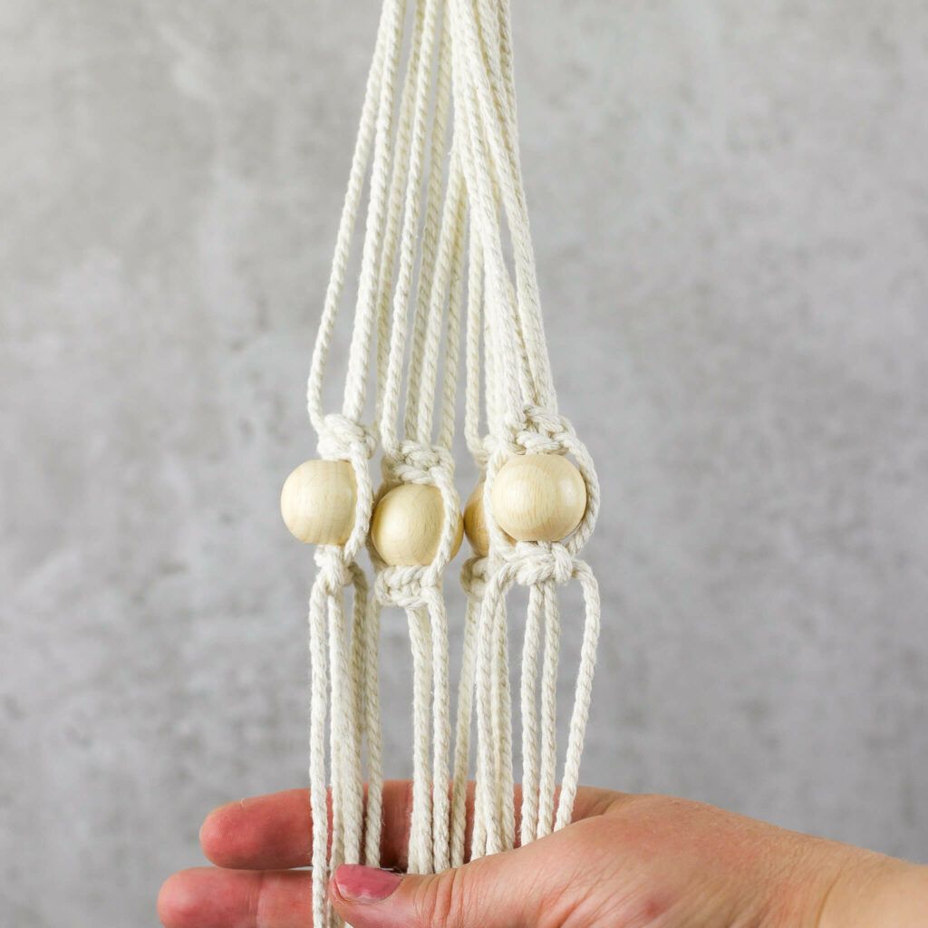 Kreuzknoten und Holzperle für Hängekorb
