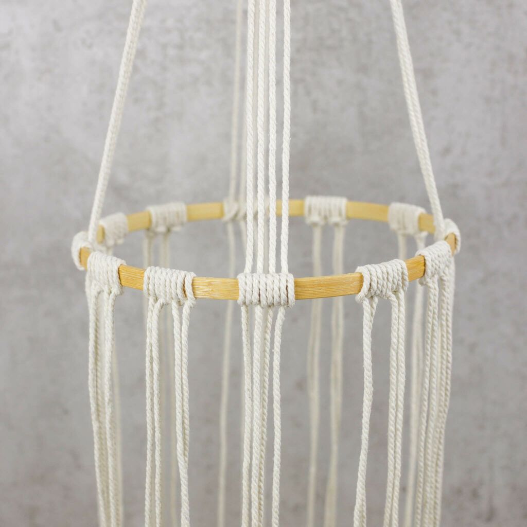 Fäden mit dem Kopfknoten am Ring befestigen