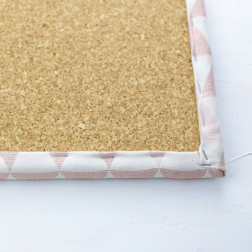 Stoff an Memoboard tackern