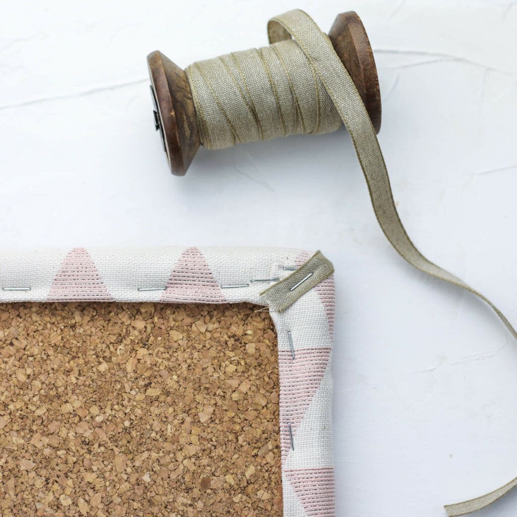 Band mit dem Tacker auf der Rückseite befestigen