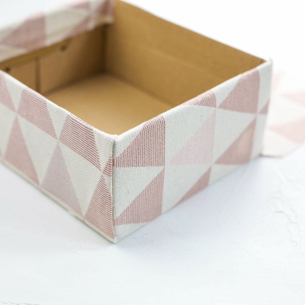 Karton mit Stoff bekleben.