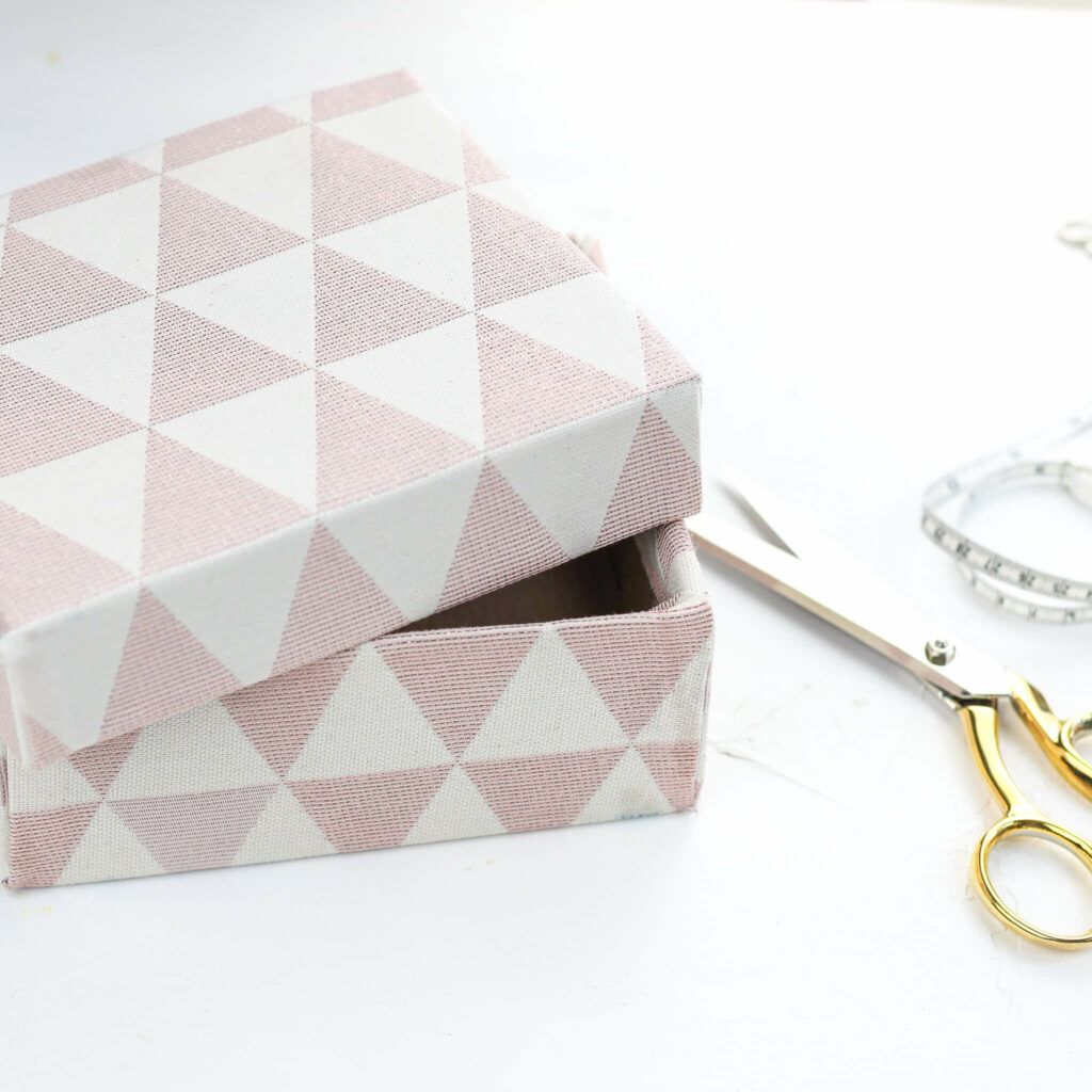 Schuhkarton mit Stoff beziehen