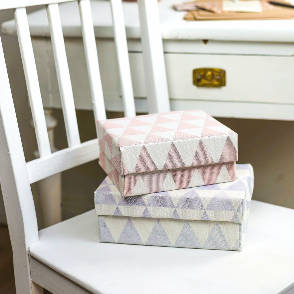 Karton mit Stoff beziehen