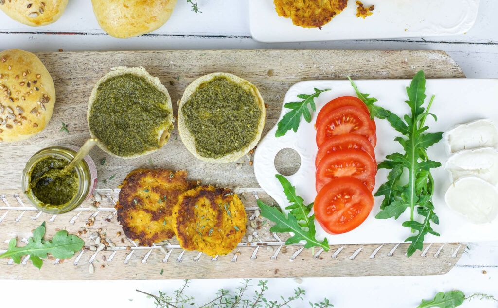 Burger mit Kürbis Patties belegen