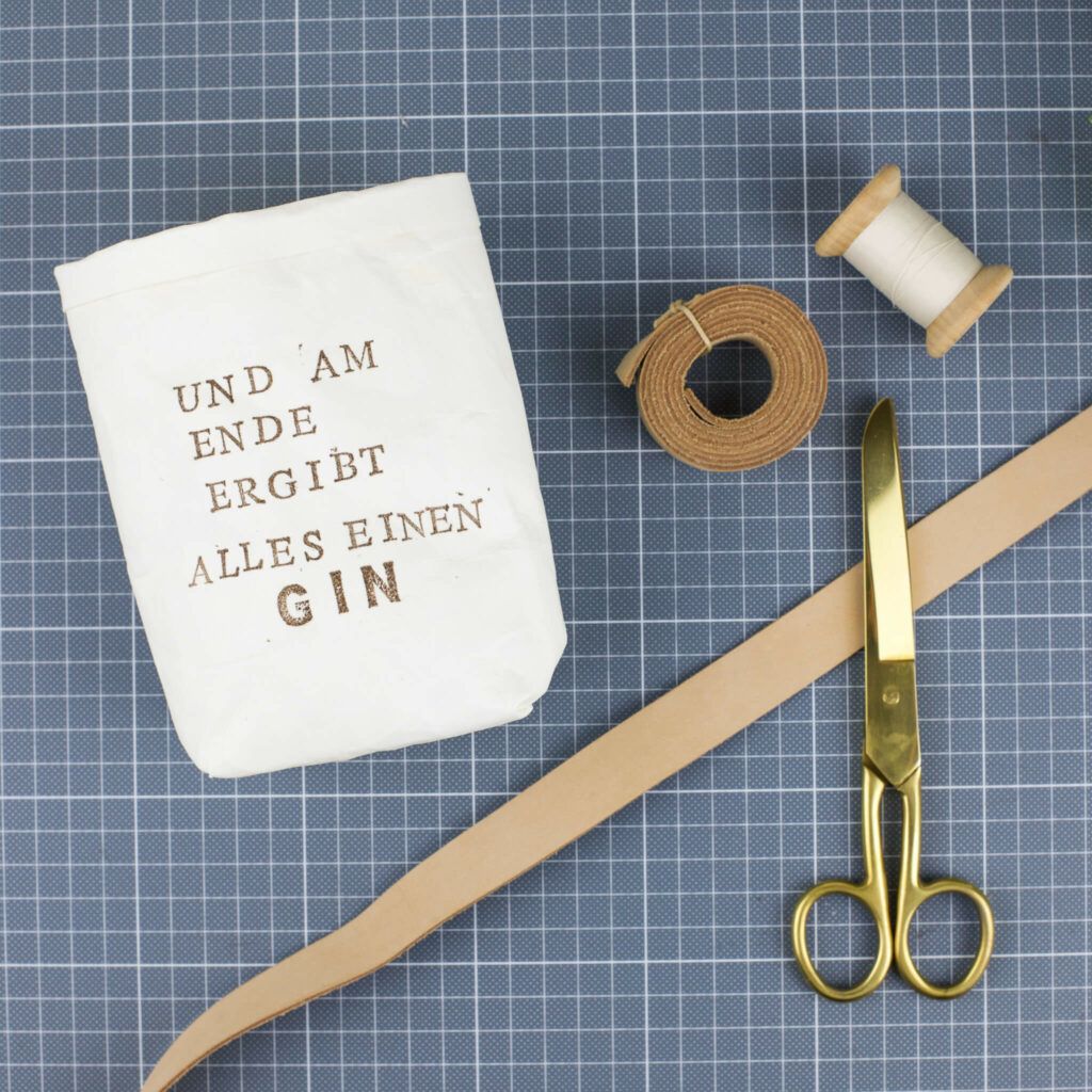Lederriemen an Geschenkbeutel befestigen