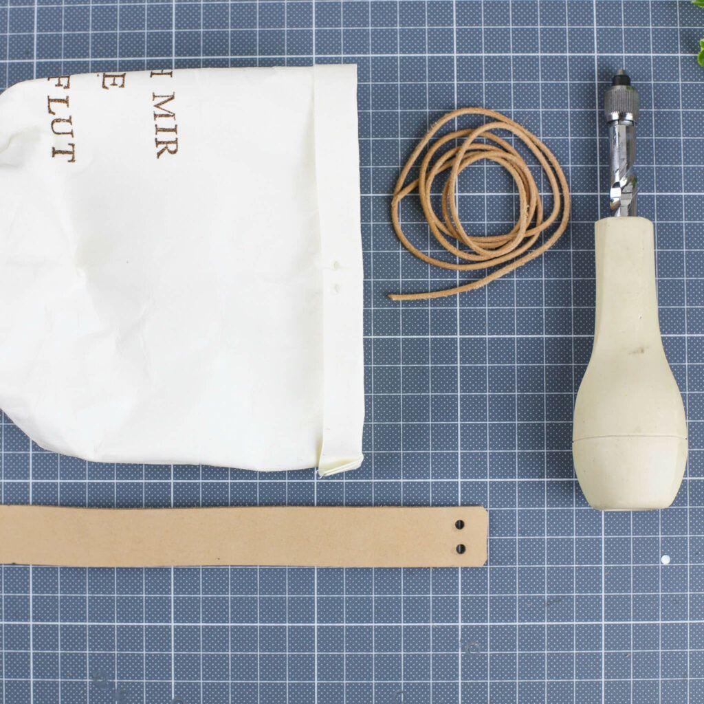 Lederriemen an Geschenkverpackung befestigen