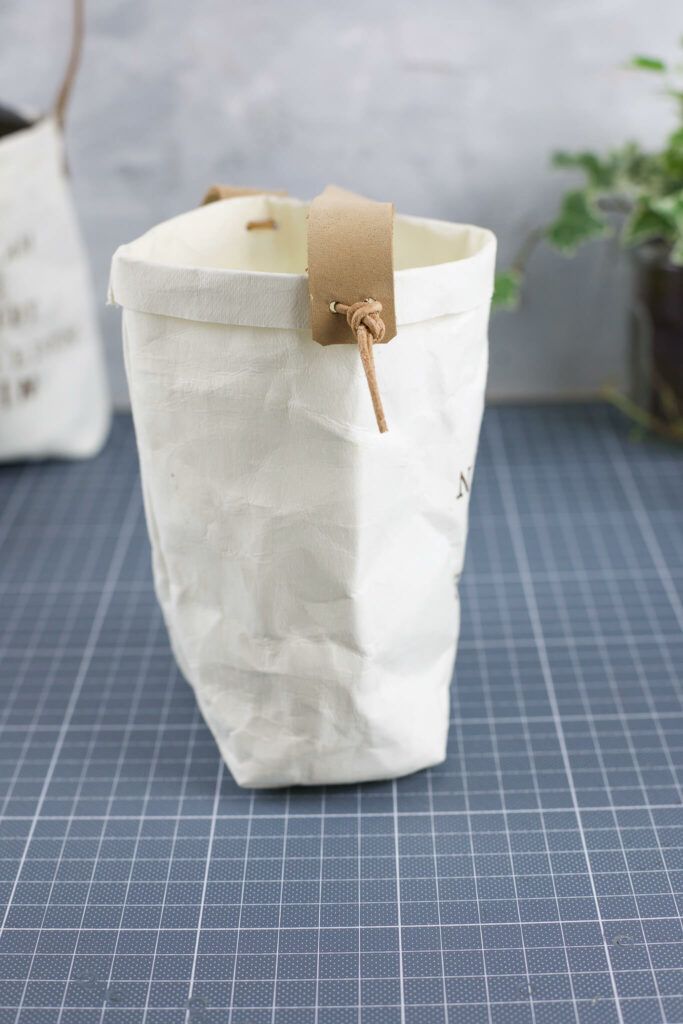 Lederriemen an Geschenkverpackung befestigen