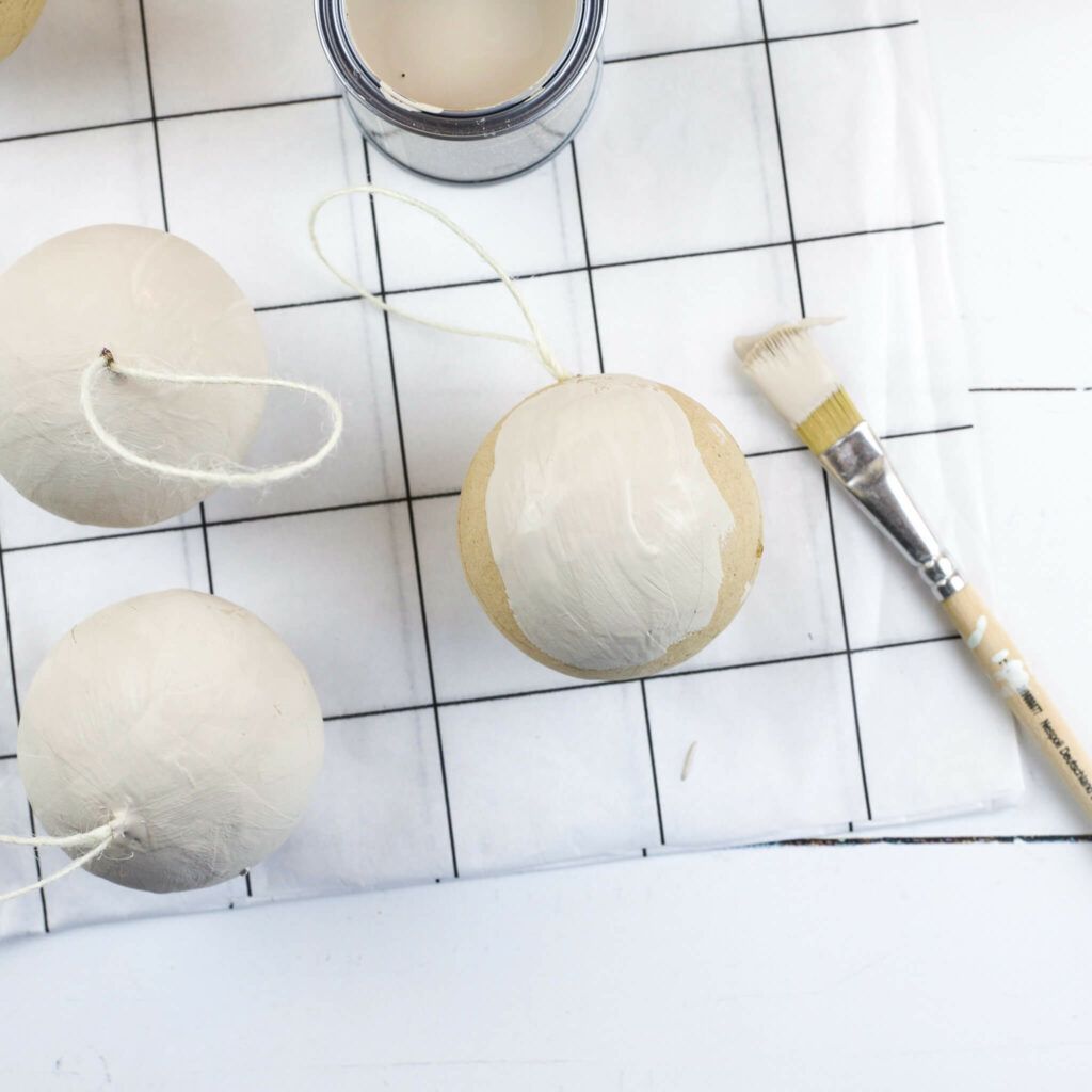 Weihnachtskugeln aus Papmachee mit Kreidefarbe anmalen