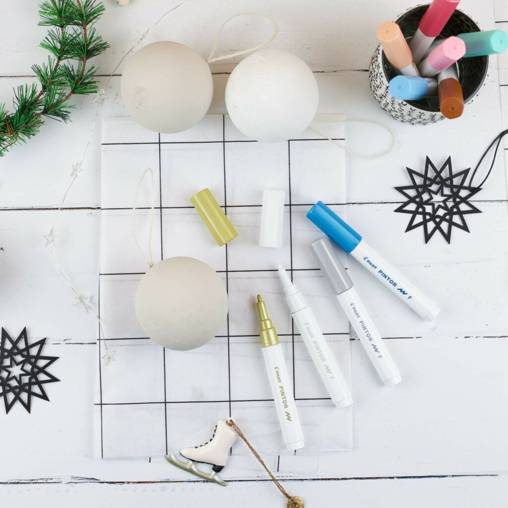 Weihnachtskugeln aus pappmachee mit Markern verzieren