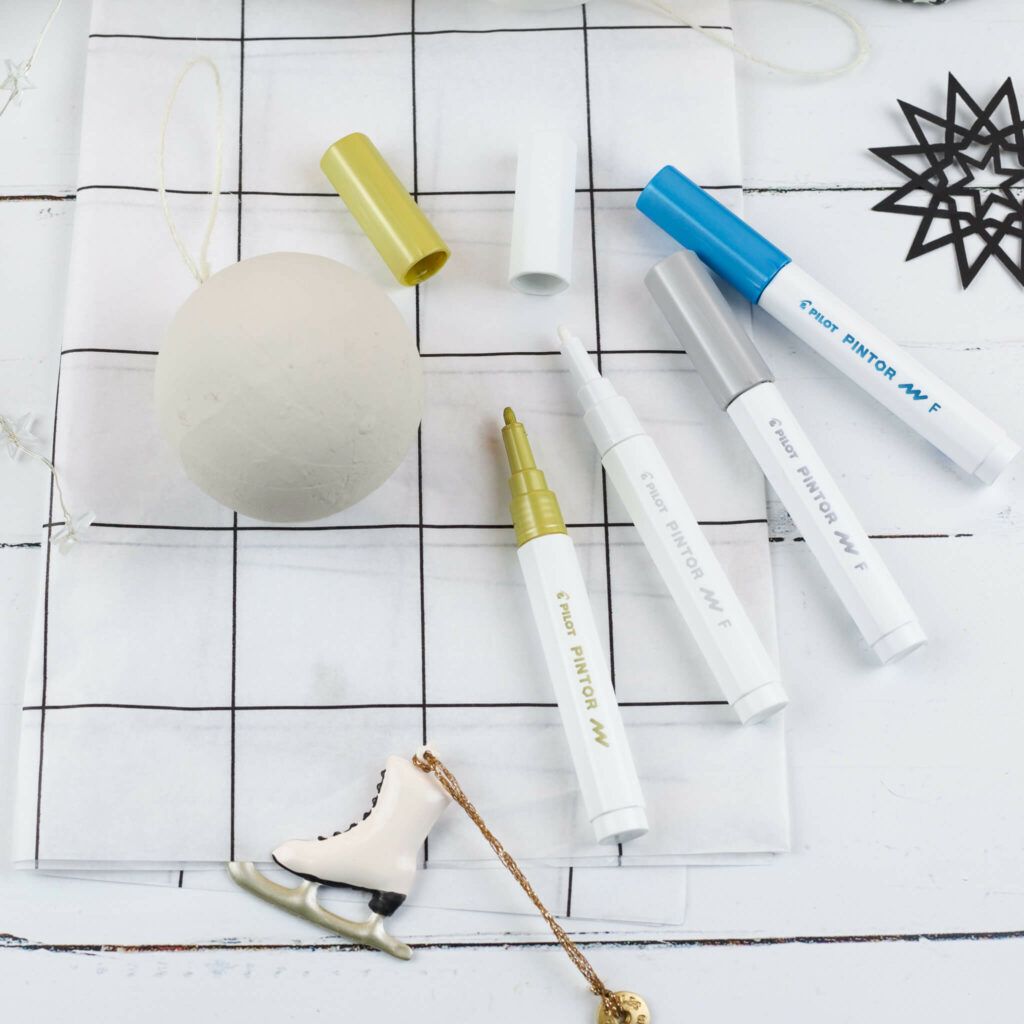 Weihnachtskugeln aus Pappmaché bemalen