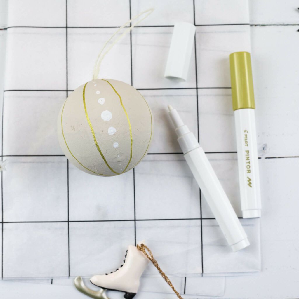 Weihnachtskugeln mit Pinto Kreativmarkern verzieren