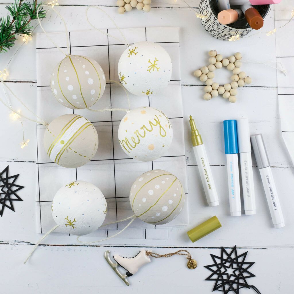 Weihnachtskugeln mit Kreativmarkern verzieren