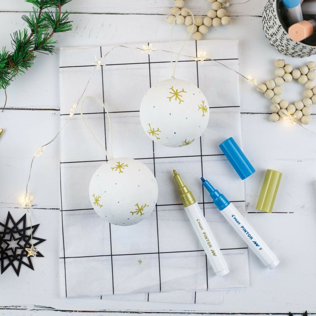 Weihnachtskugeln aus pappmachee mit Kreativmarkern verzieren