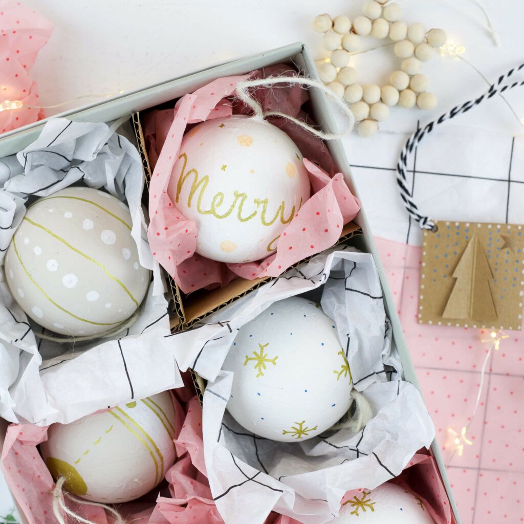 Weihnachtskugeln verzieren