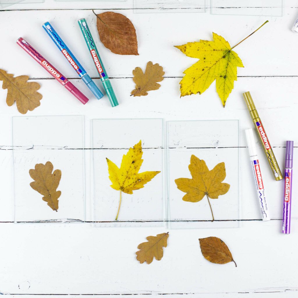 SCheiben von Windlichtern mit Mustern bemalen