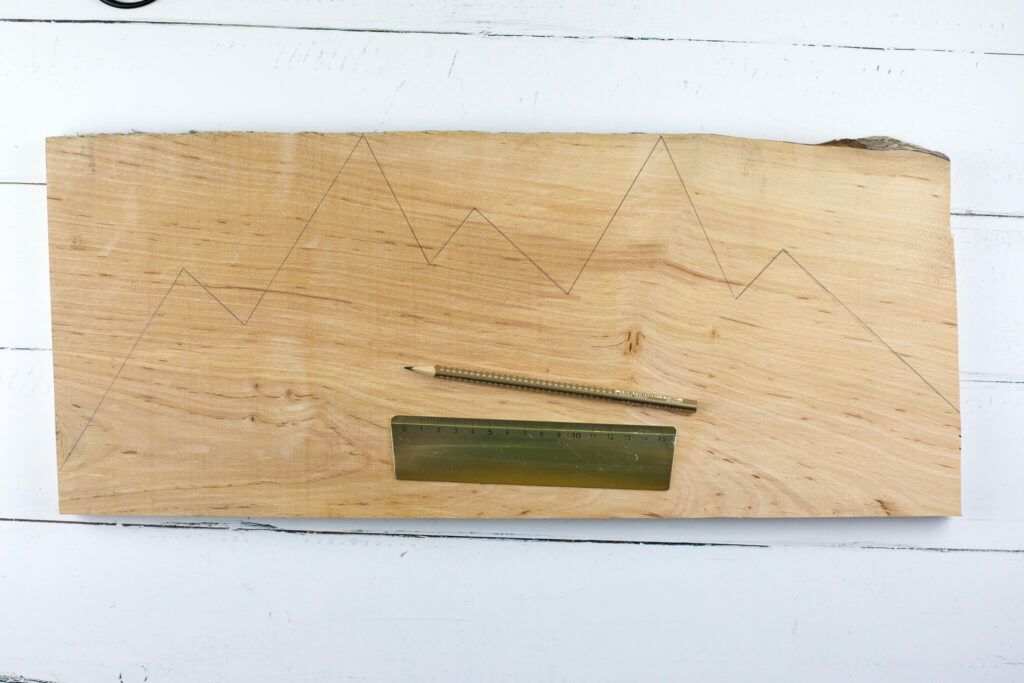 Alpenpanorama auf Holz aufzeignen