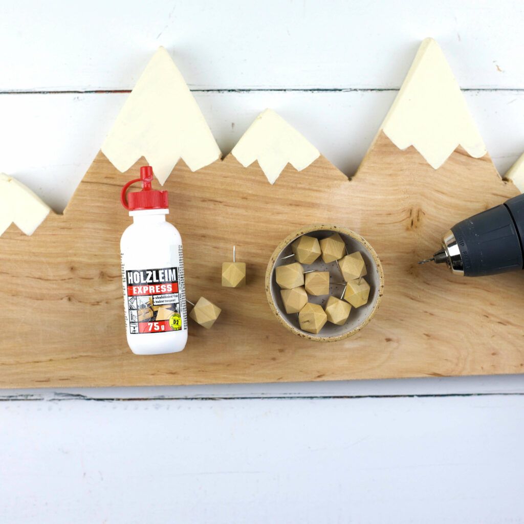 Pinnstecker an Adventskalender aus Holz anleimen