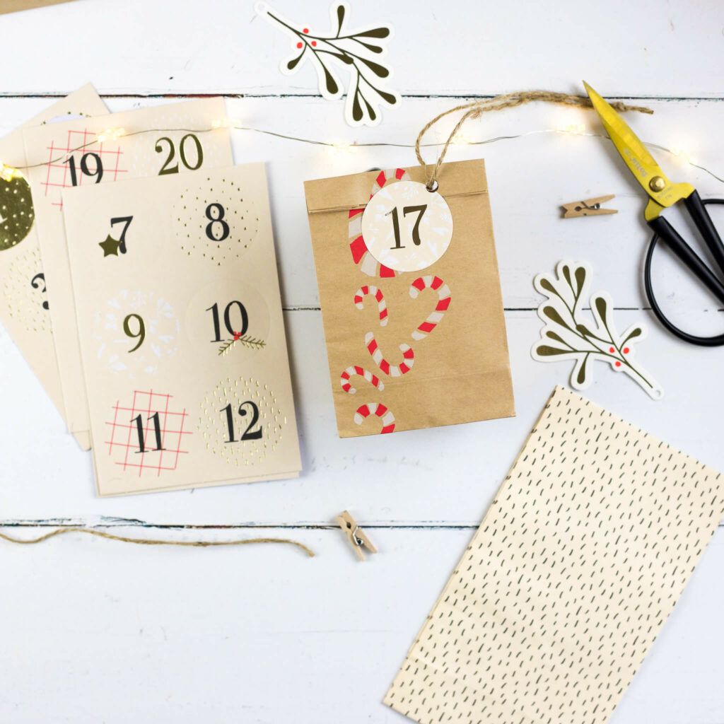 Zahlensticker auf Adventskalender kleben