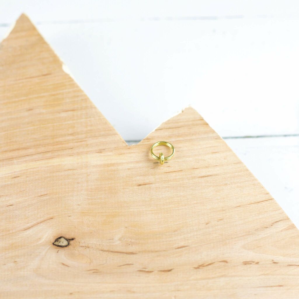 Haken an der Rückseite des Adventskalenders befestigen