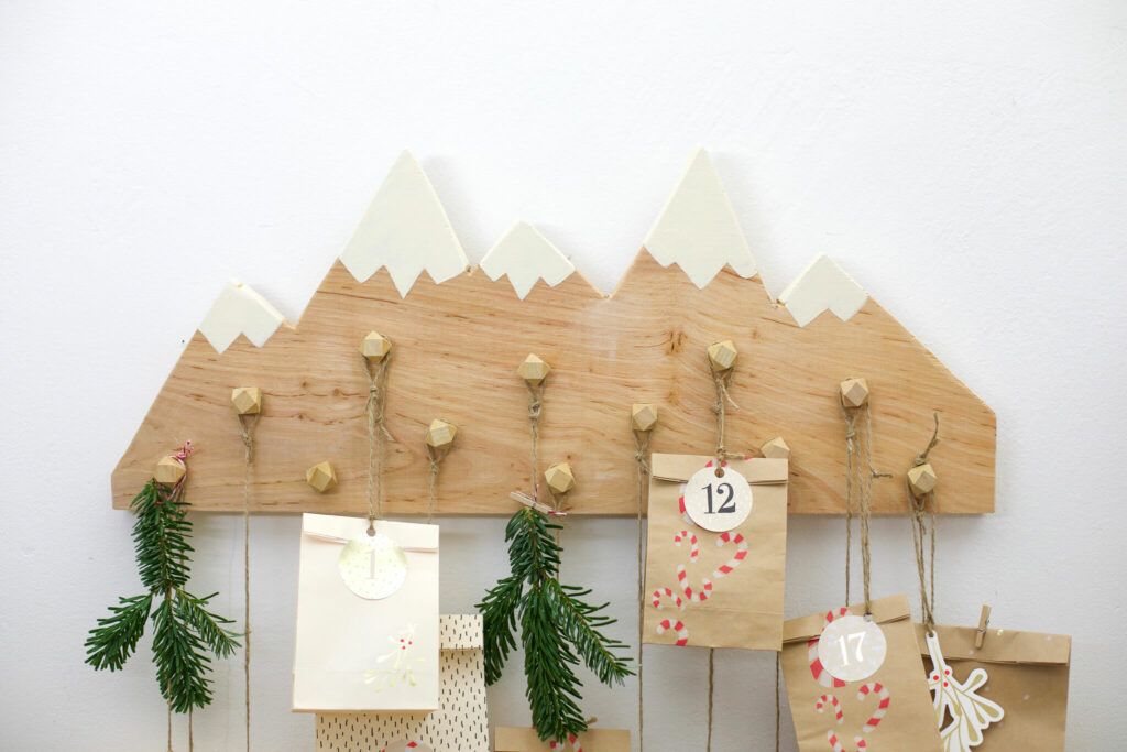 Tütchen an den Adventskalender hängen