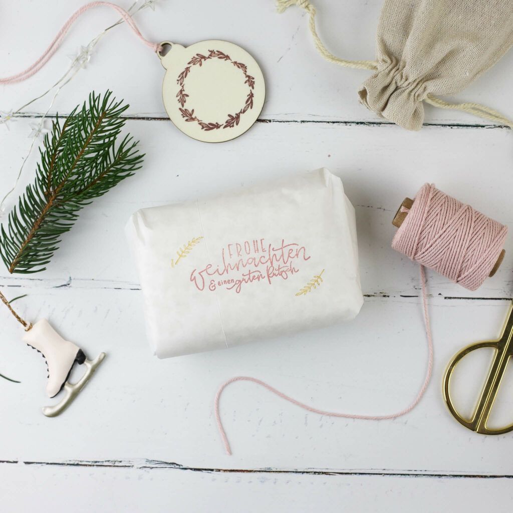 Geschenk einpacken mit bestempelten Papier