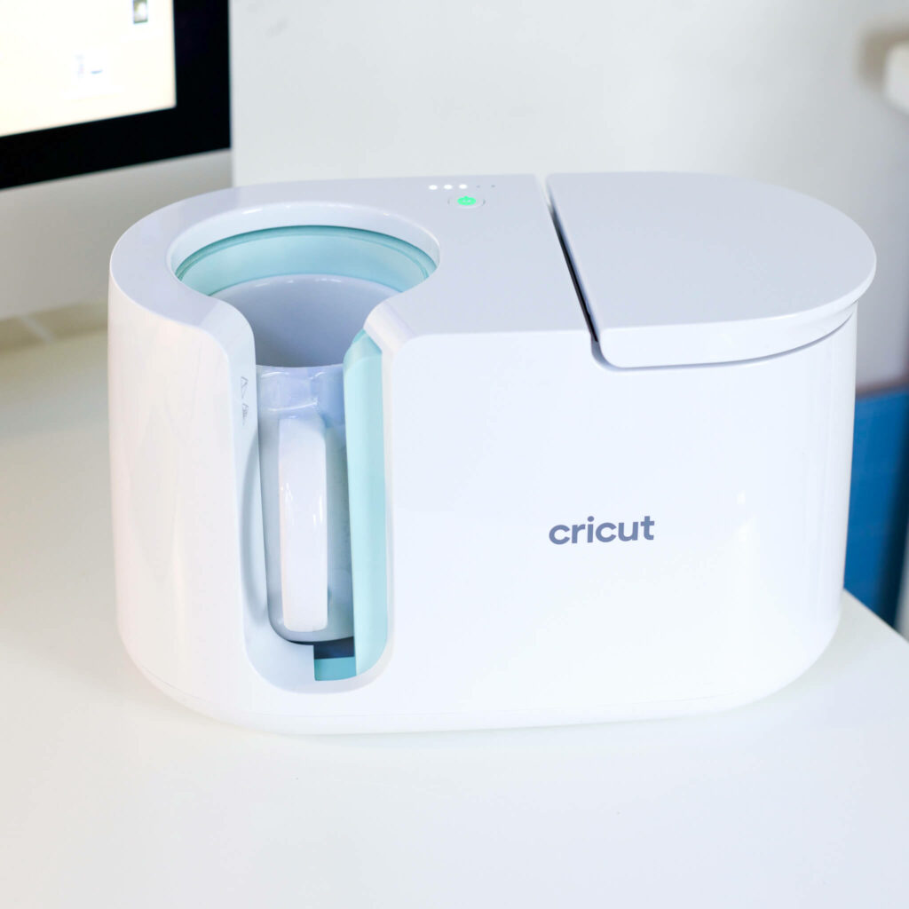 Tasse in die Tassenpresse von Cricut stellen