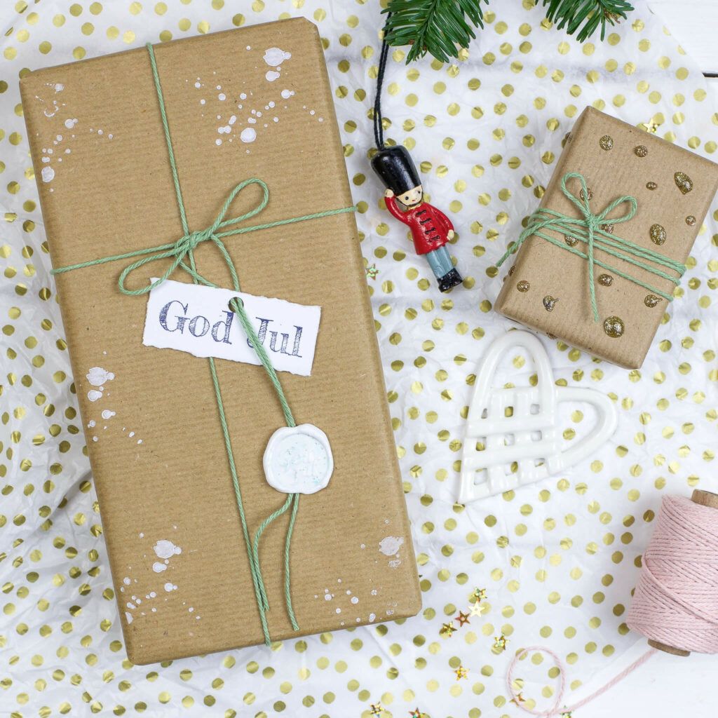 Siegel mit Heißkleber auf Geschenke aufbringen