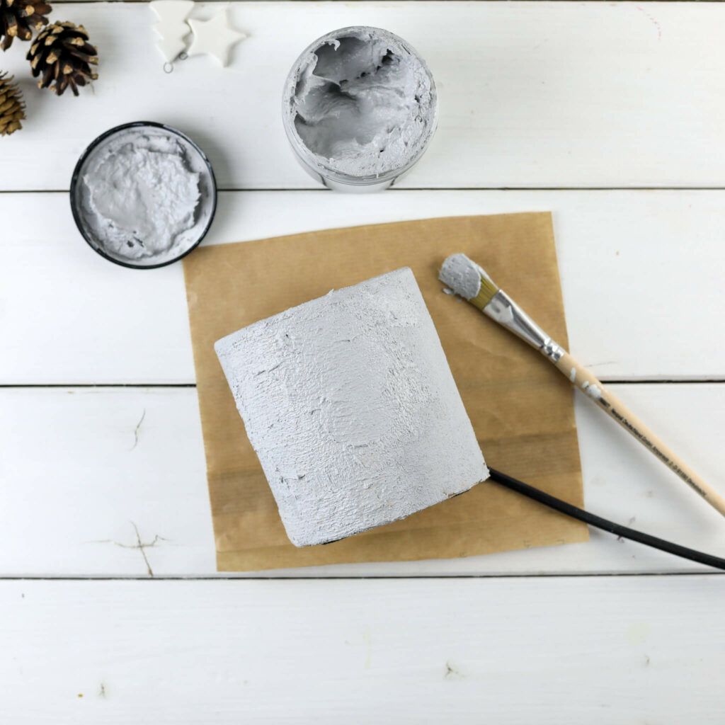 Beton Paste auf Holzsockel auftragen