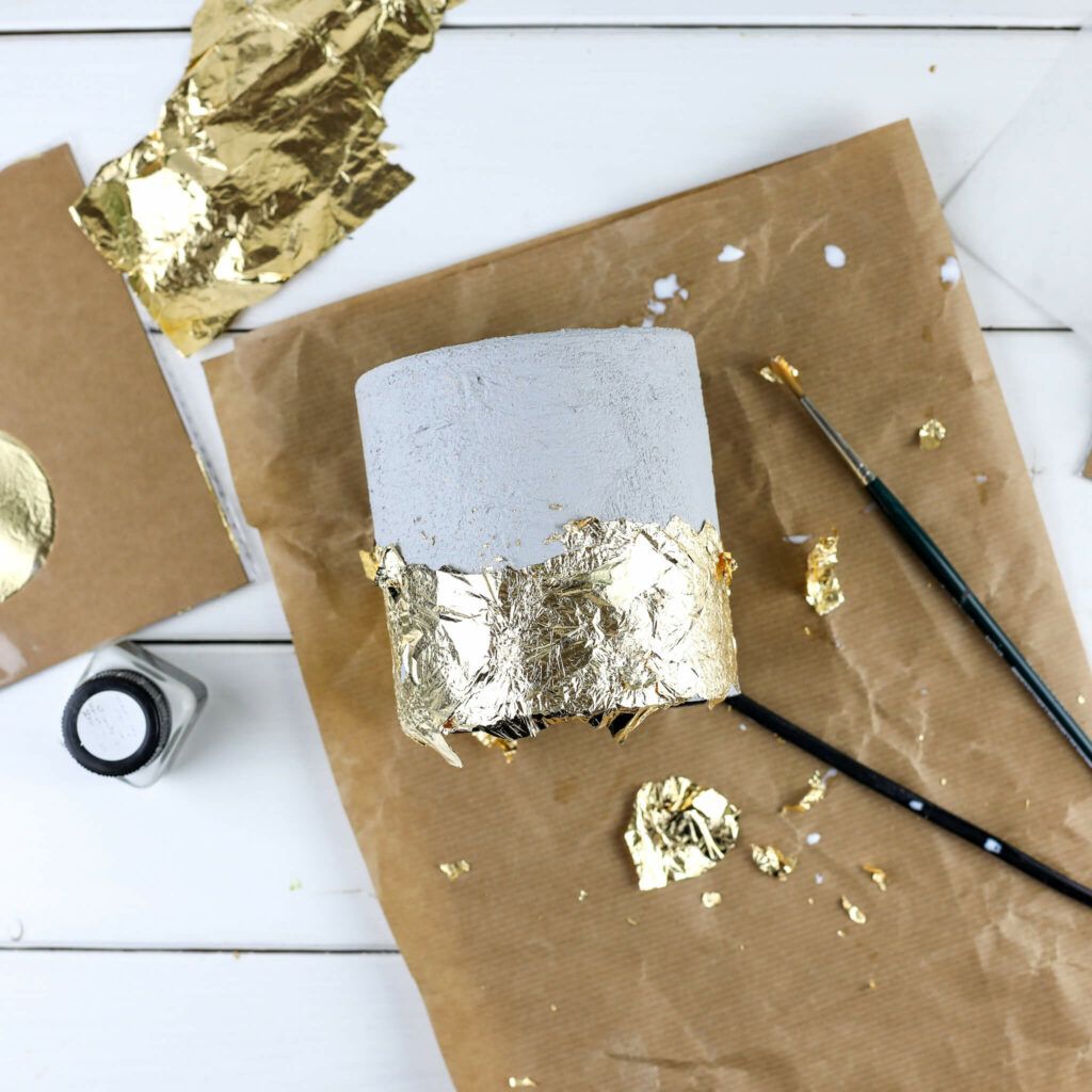 Blattgold auf Betonsockel auftragen