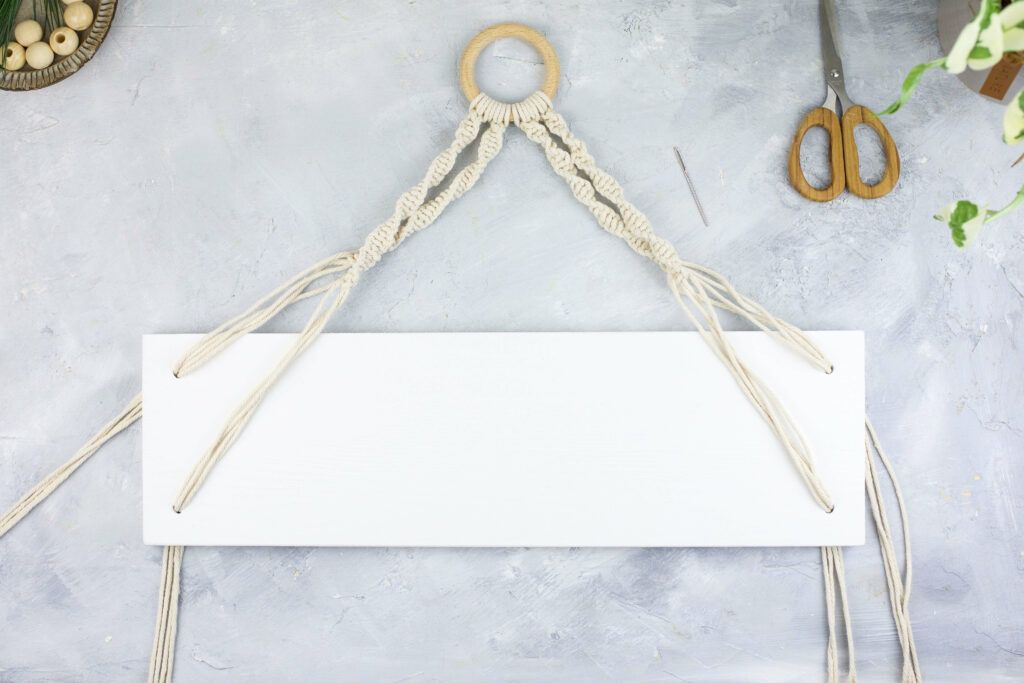 Stränge durch Bohrungen führen Makramee Wandregal