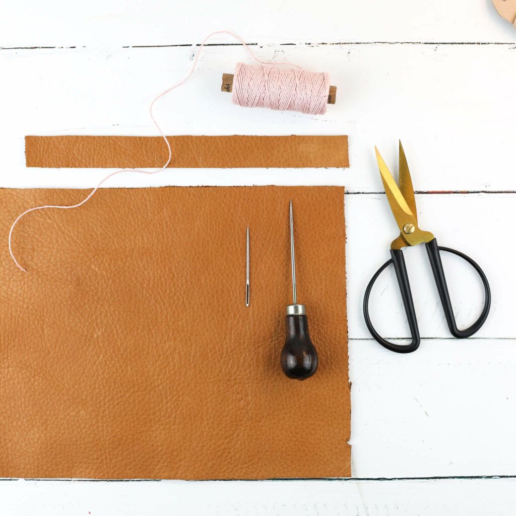 Lederstreifen für geknotete Vögel zuschneiden