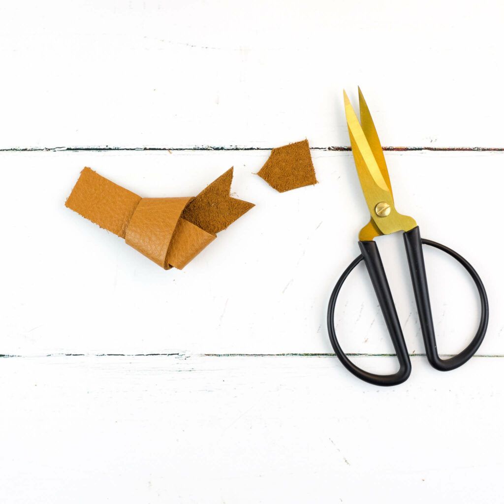 Geknoteter Vogel aus Lederstreifen