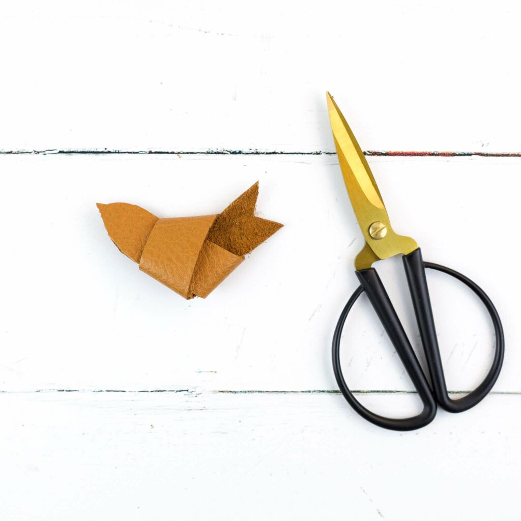 geknoteter Vogel aus Lederstreifen