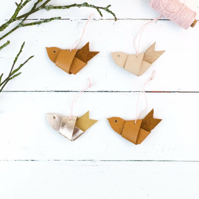 geknotete Vögel aus Lederstreifen