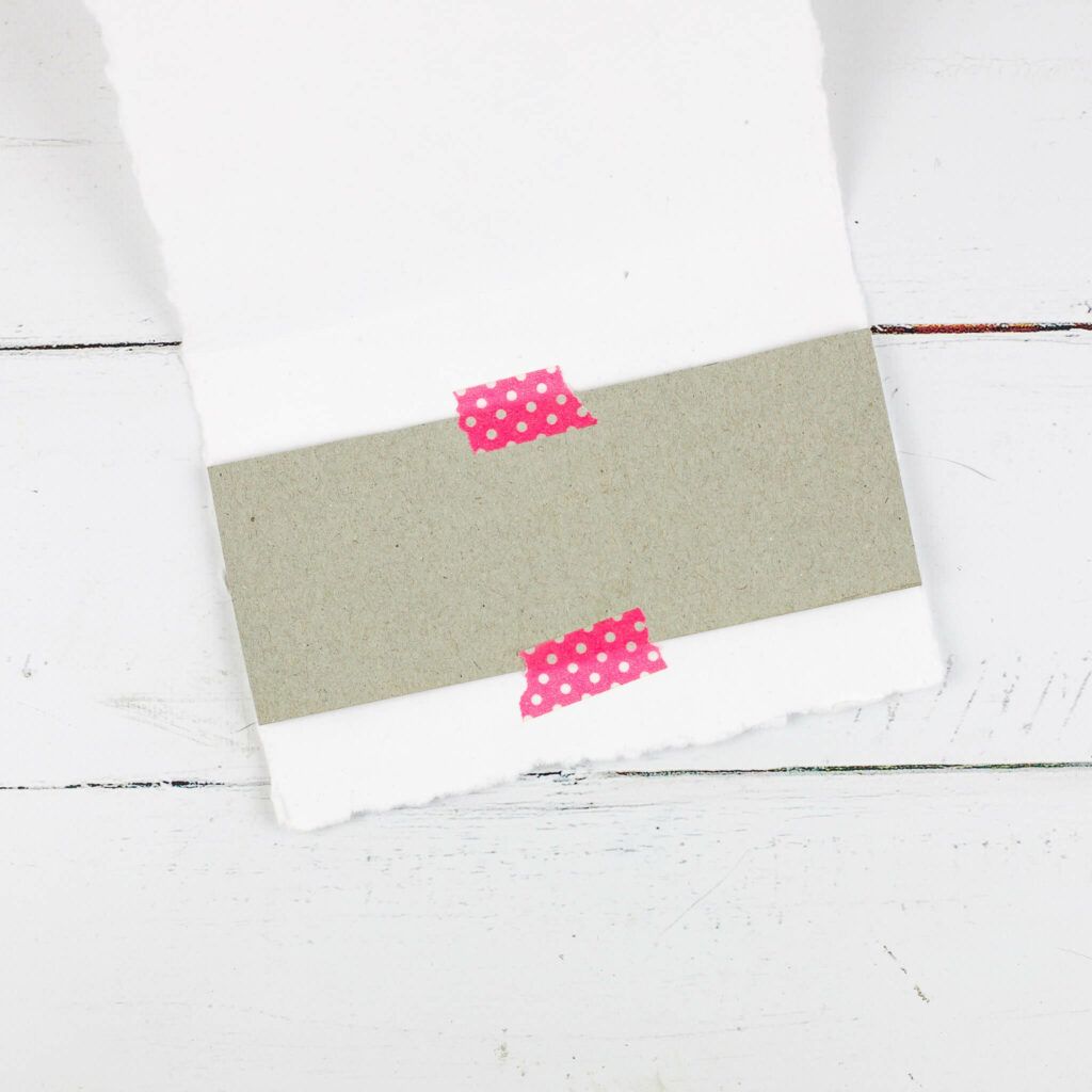 Buchstaben auf der Rückseite festkleben