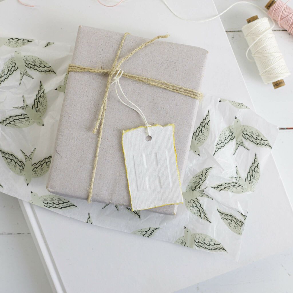 papier prägen für Geschenkanhänger