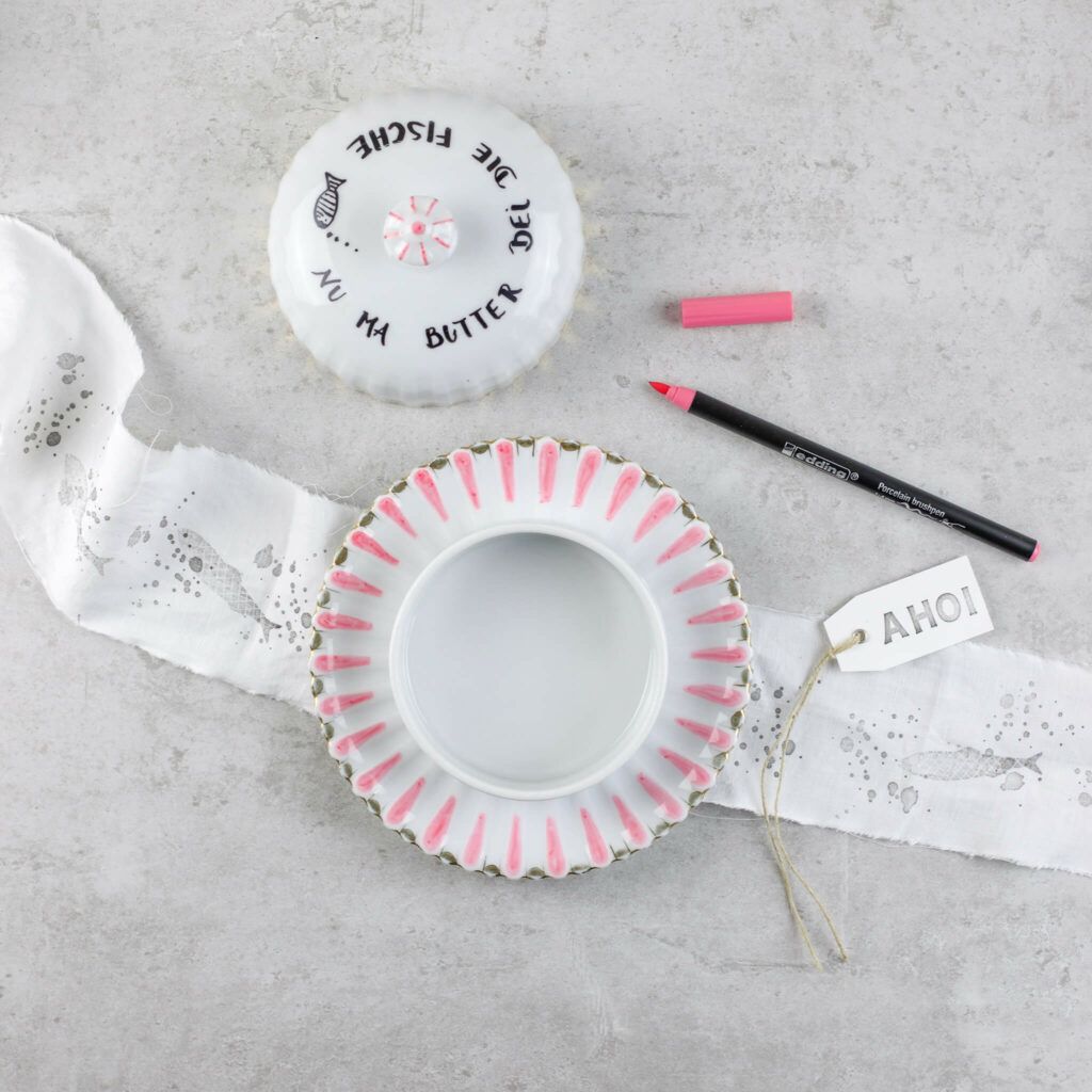 Butterdose mit Porzellanstiften von edding anmalen