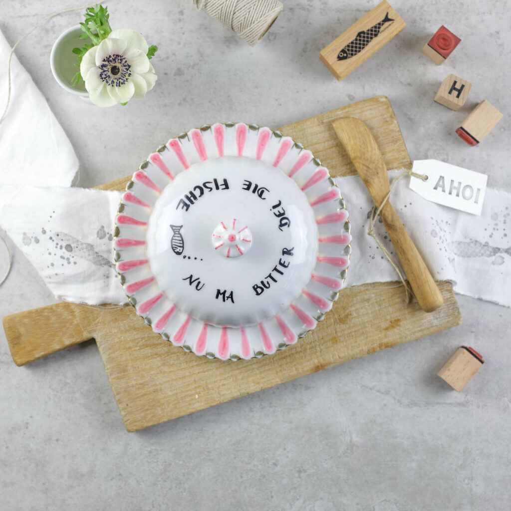 Butterdose mit Porzellanstiften von edding anmalen