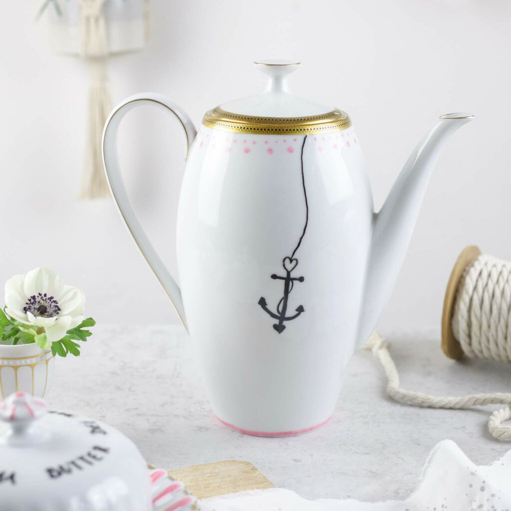 Kaffeekanne mit Porzellanstiften bemalen