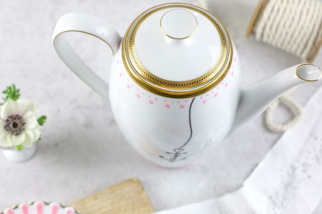 Kaffeekanne mit Porzellanstiften bemalen