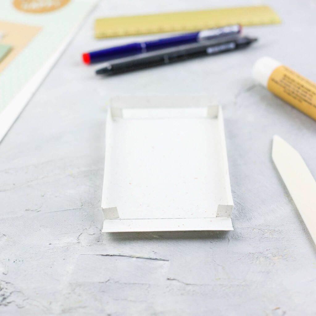 Seiten von Box aus Papier zusammenkleben