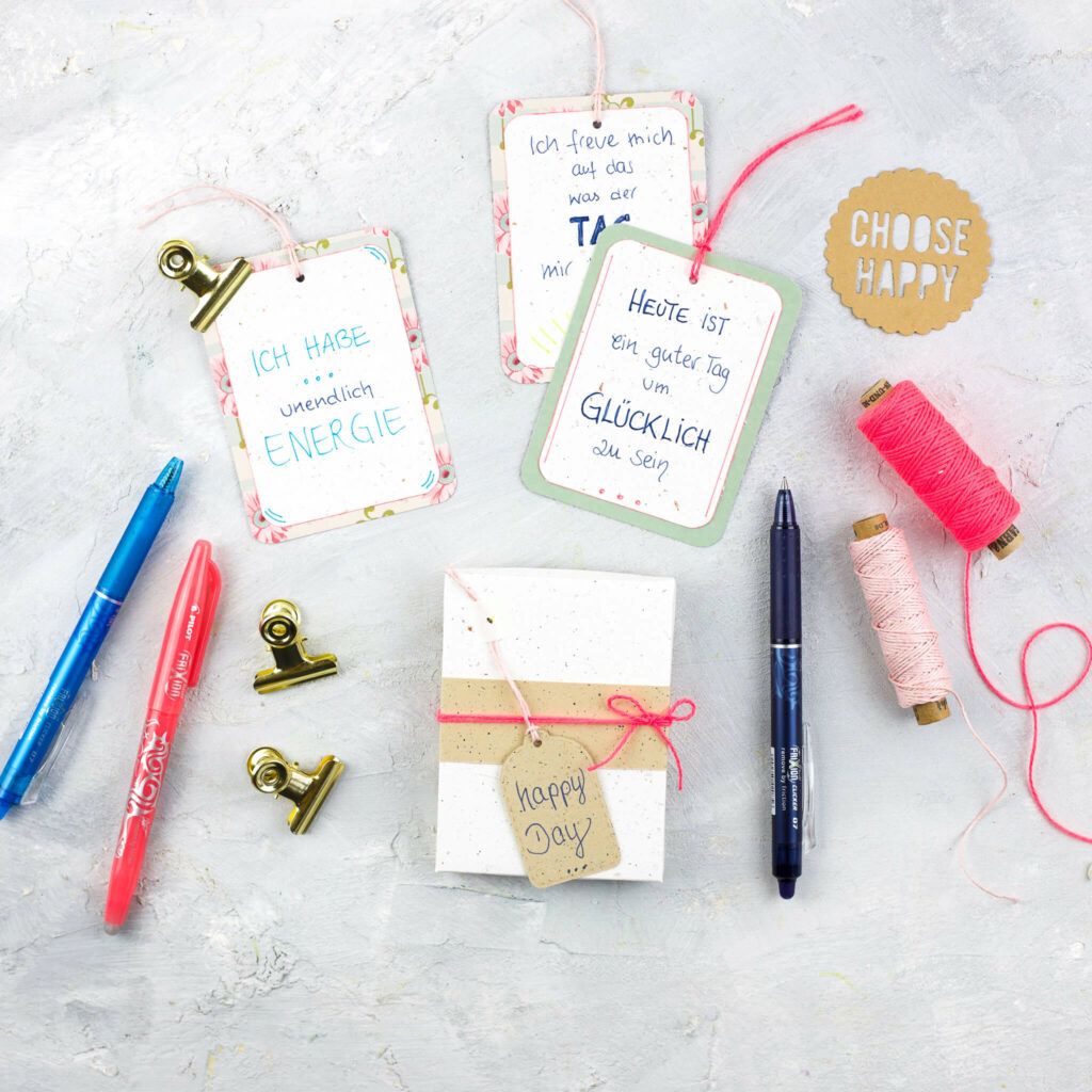 Affirmationskarten in einer Box mit Anleitung