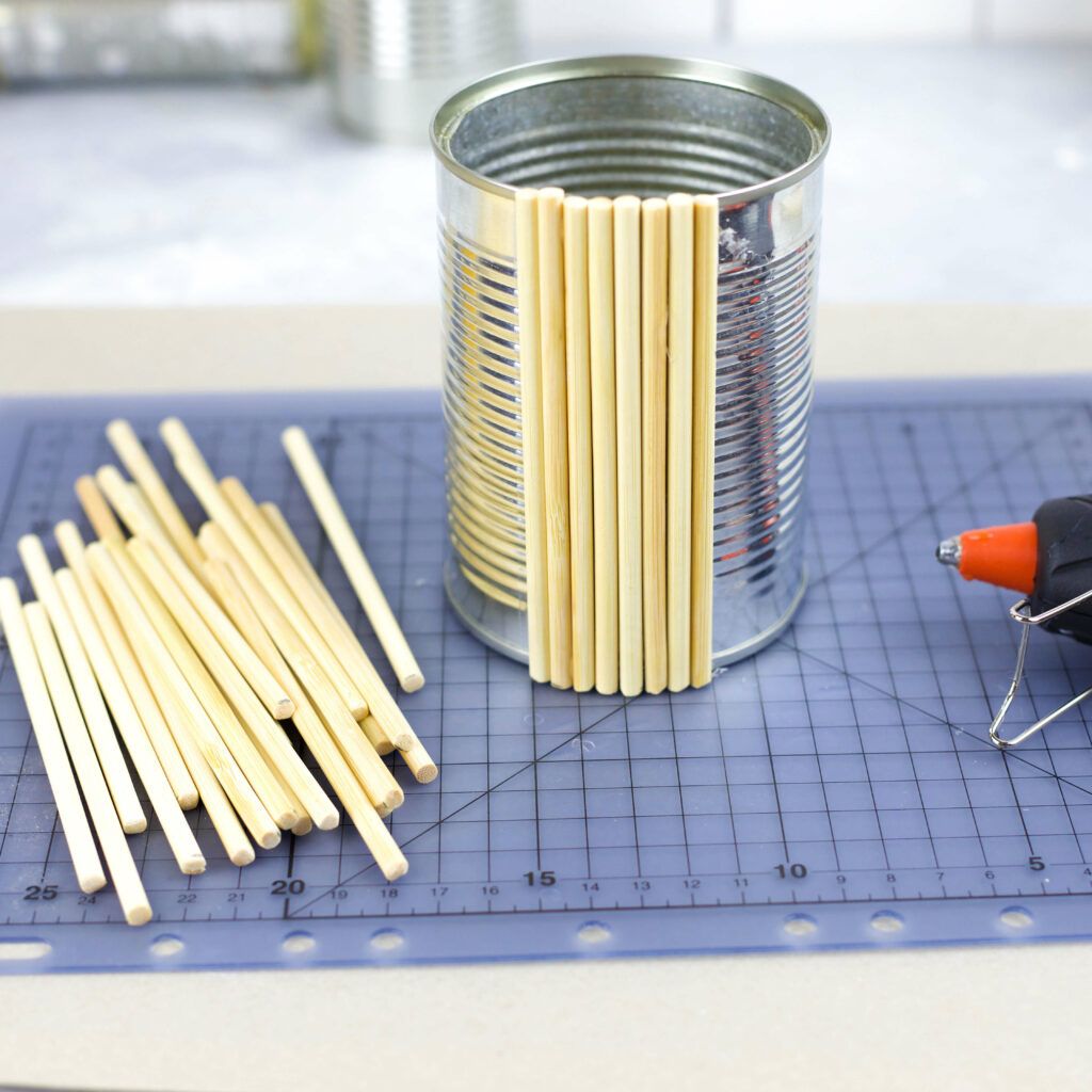 Hölzer an Konservendose mit Heißkleber befestigen