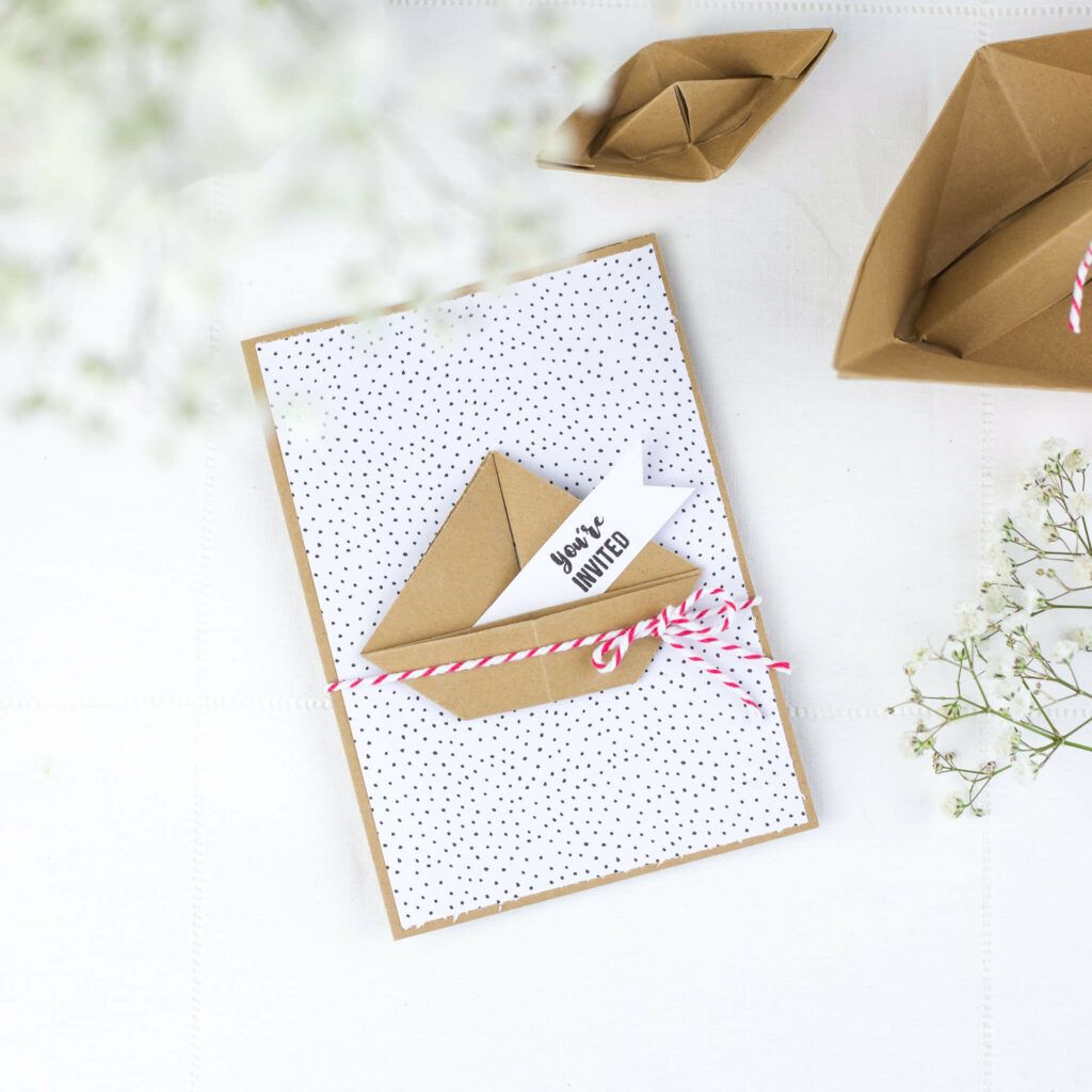 Einladungskarte mit gefaltetem Boot