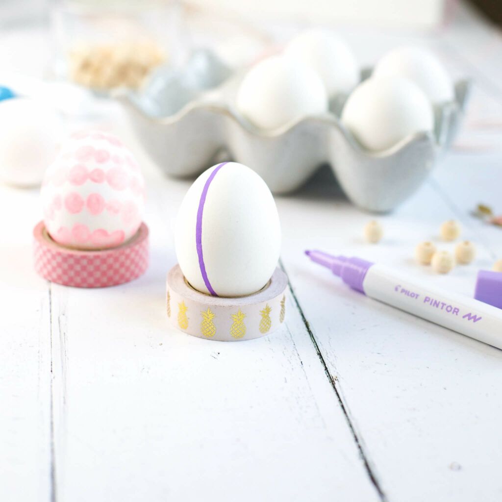 Linien auf Eier malen