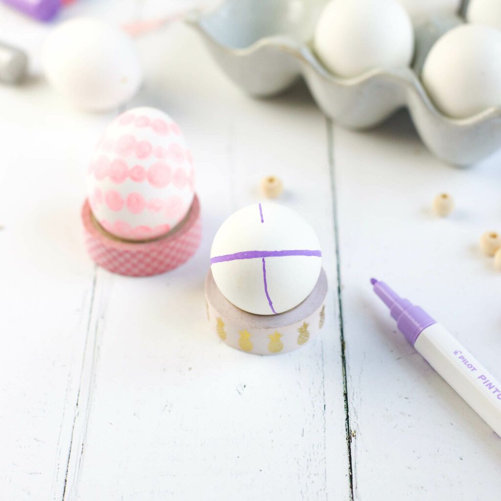 Linien auf Eier malen